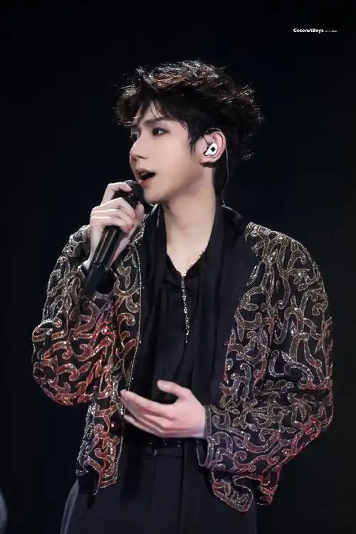 收视榜第一!舞台源太厉害了#王源插着兜出场#@tfboys-王源