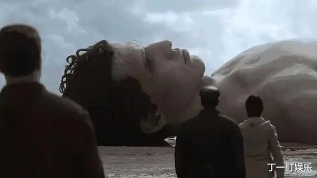 300米高的巨人尸体突然出现在海边人类的行为令人发指