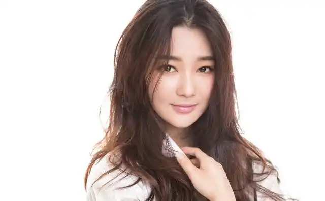 演员佳琪,气质白衬衣写真