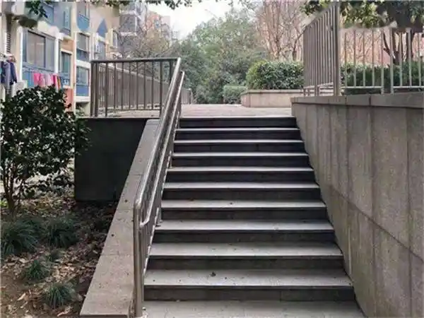 楼梯平台宽度是多少