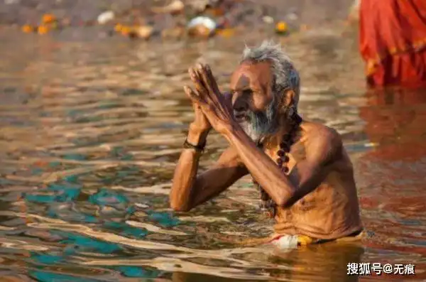 印度人把恒河水包装售卖,5元一瓶卖给中国人,担心价格高买不起