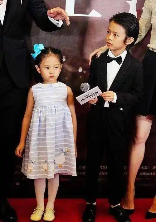 一家四口罕见同框,等等五官硬朗好帅_场合_造型_效果