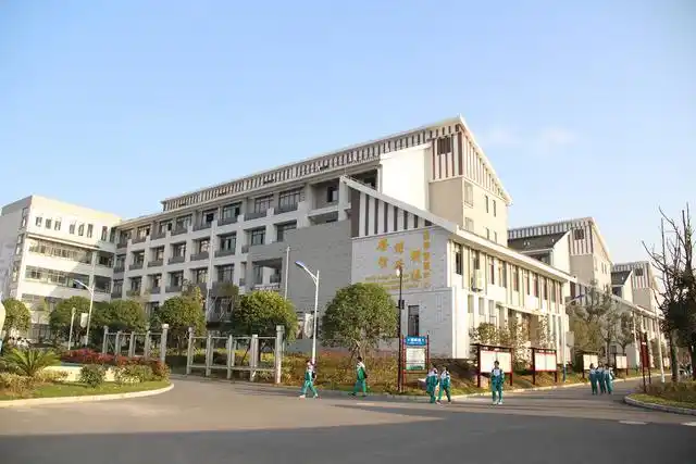 王牌对王牌遵义市南白中学与遵义四中哪所才是遵义最好的高中