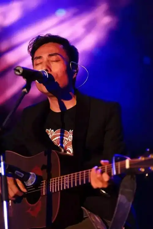 mqabscd王闻致敬张国荣首版限量编号1000张正式发行