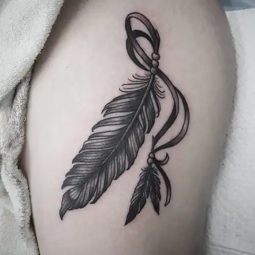 大腿黑灰羽毛纹身图案