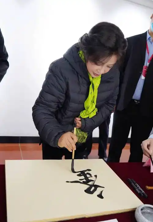 刘晓庆前夫陈国军,分手27年再相聚,迟来的告白让她潸然泪下_赵雅珉