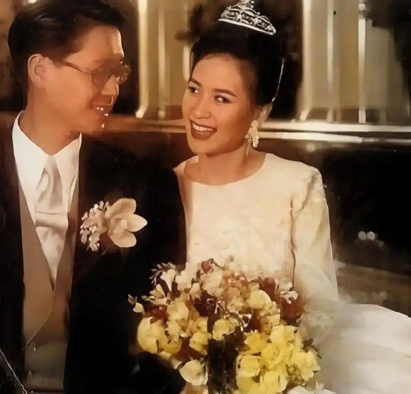 何超琼嫁给许晋亨痛苦吗?从他们的结婚照看,他们应该很幸福.