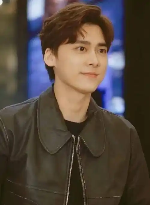 李易峰中分顺滑直发,一身灰色西装,像个乖乖男孩