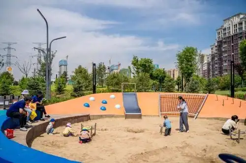 主题探索区西邻芝樱花海区,北靠乐活森林区儿童游乐园在公园的南侧