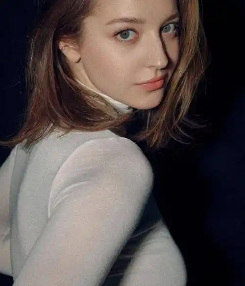 这位1996年出生的俄罗斯女演员,拥有1米76的身高,而且有出色的表演