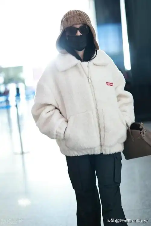 街拍张天爱白色毛绒外套黑色阔腿裤针织雷锋帽个性十足