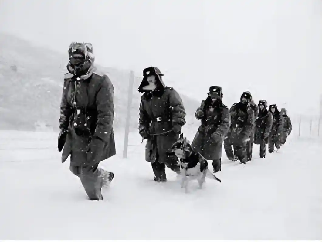 被遗忘在雪山中的哨兵,见解放军后激动落泪:终于有人可以换岗了