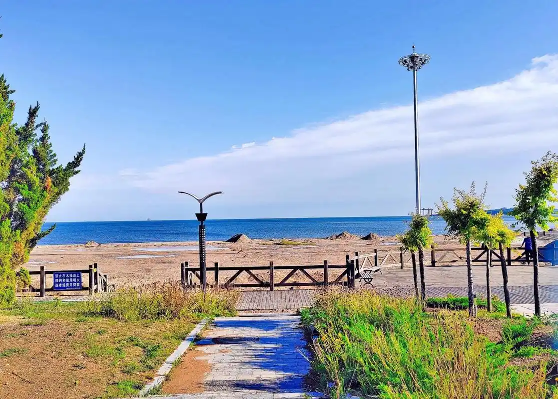 大连长兴岛2日游 定位长兴岛海滨公园 蓝天白云 海很蓝人很少