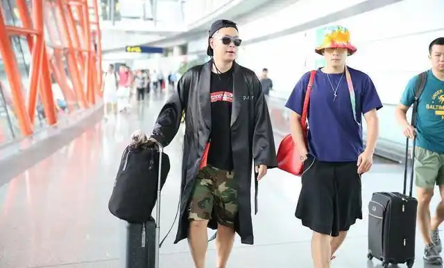 据了解,杜海涛的叫柳英霞,爸爸叫杜国豪.