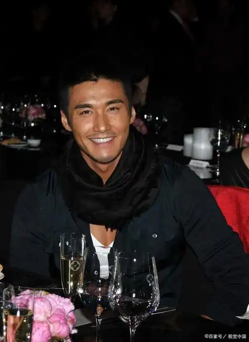 著名演员胡兵在个人社交账号上宣布恋情,并宣称自己已经与陪伴了自己