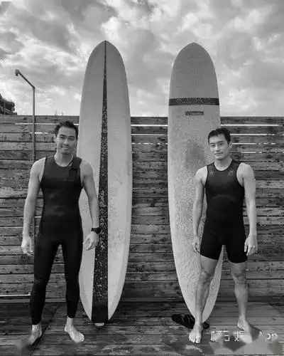 不是和朋友玩滑板,练得双臂都是肌肉疙瘩↓微博里的日常,更直接的评价