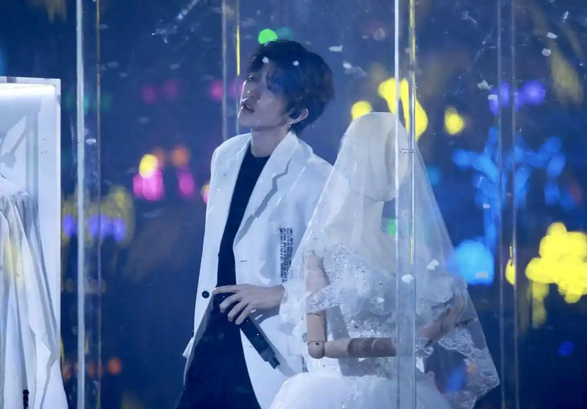 蔡徐坤的跳舞动作一直备受粉丝喜爱,而此次演唱会中他更是展现了夸张