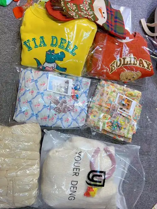 打包美丽衣服发快递