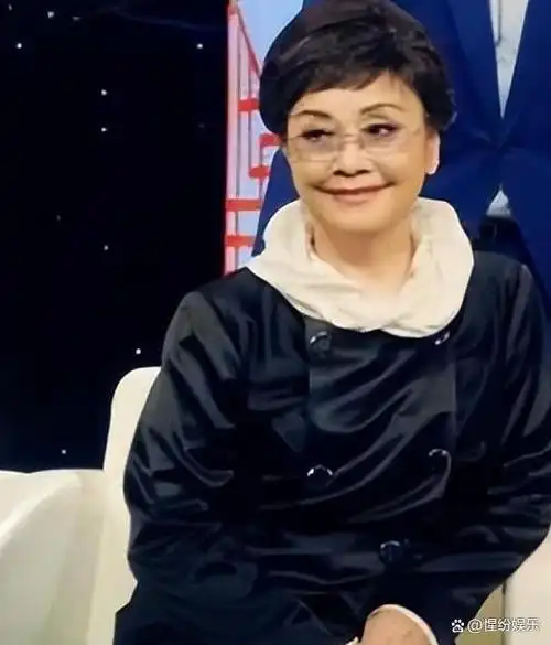 刘晓庆同框79岁李谷一6岁之差宛如隔代一个像女儿一个似妈妈