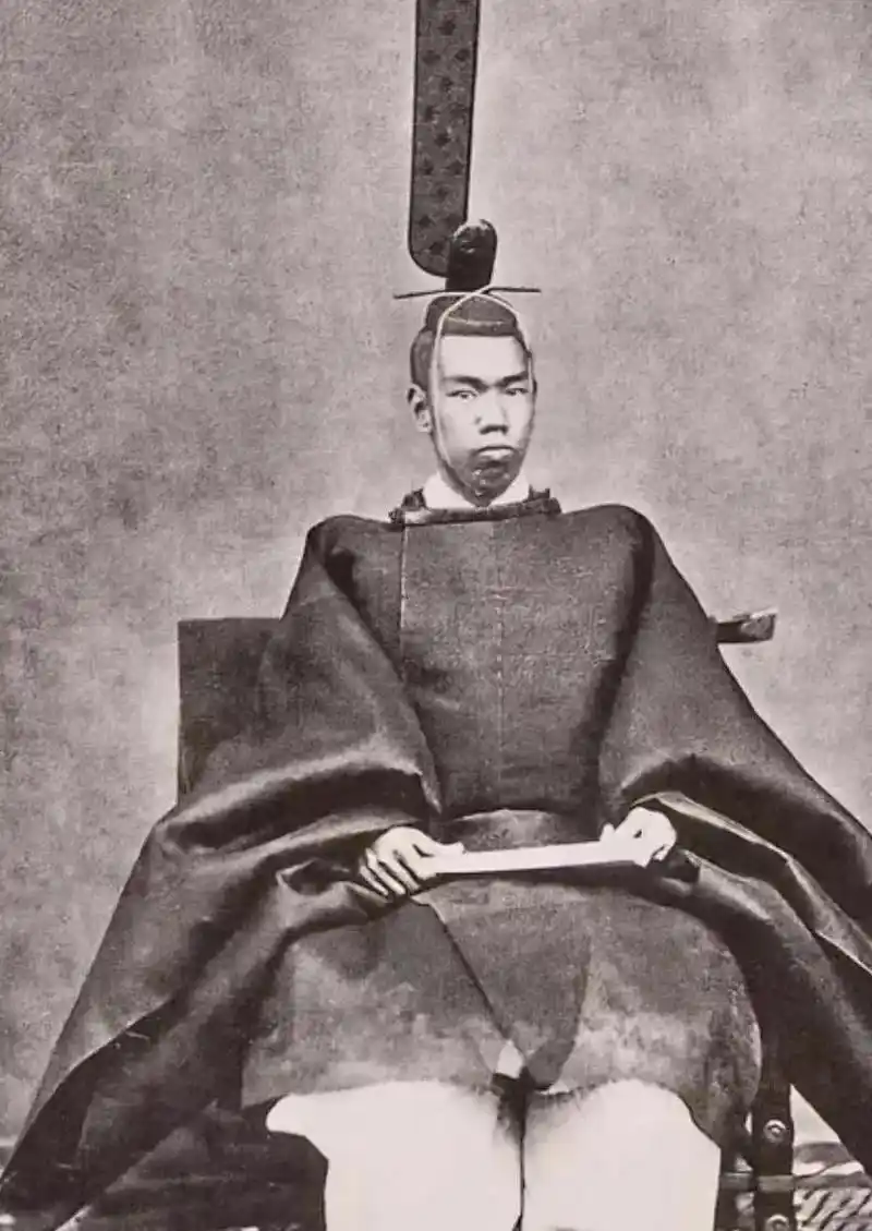 1872.日本天皇照片  由于日本皇族内部长期通婚的缘故,日 - 抖音