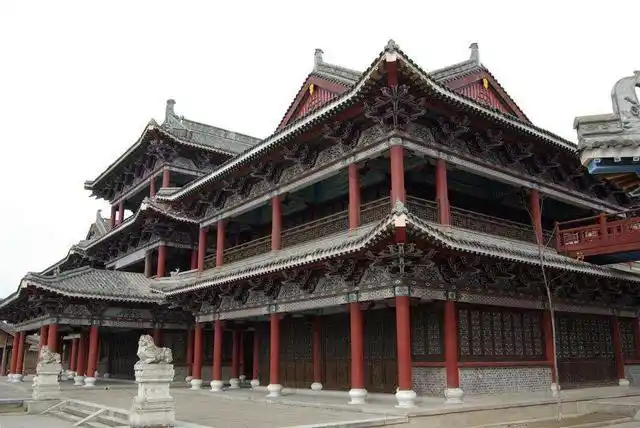 新矾楼不仅建筑华丽,壮观,每到夜晚,灯烛齐明,光华灿烂,更使"矾楼灯火