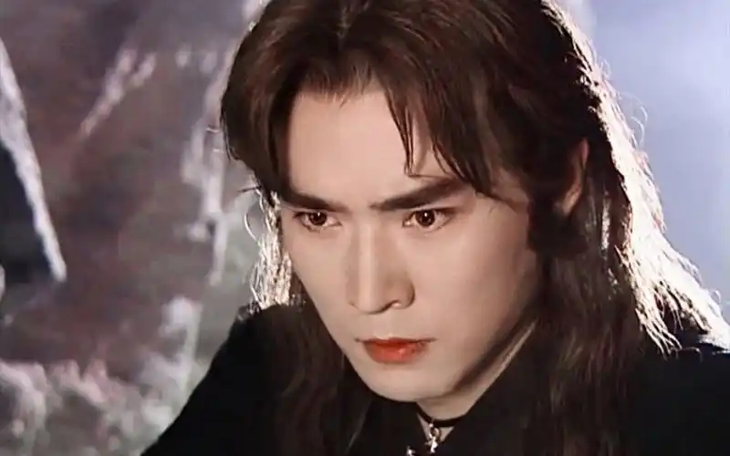 在沉香不知道自己身世时,误打误撞进了阴间,在危险时,是二郎神救了她