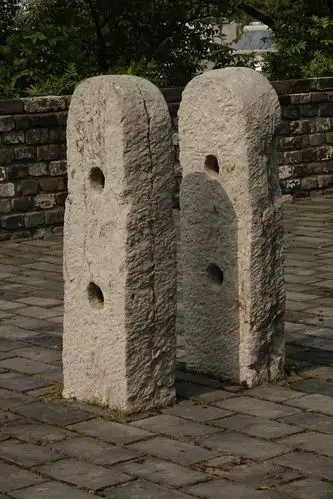 快到东水关看到两块两孔立石,说是旗杆石,也有说和城防有关!