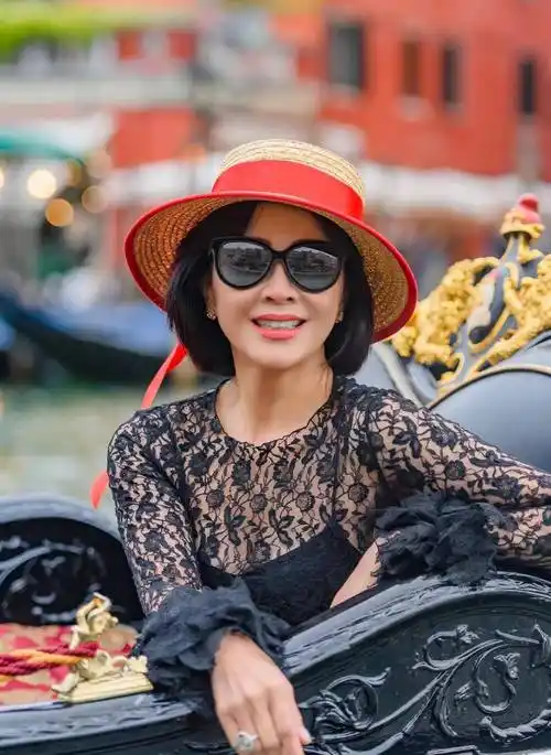 刘嘉玲威尼斯豪艇一日游,"半透"时尚秀身材,57岁真的很"辣"_旅游攻略