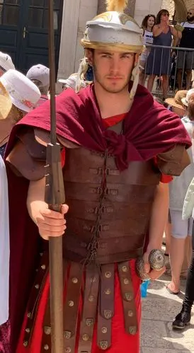帅哥装扮的古罗马士兵站在教堂广场前.