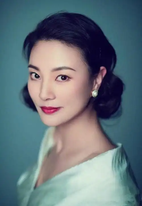 潘石屹拍摄央视主持人刘芳菲,41岁的她美丽温婉气质不凡