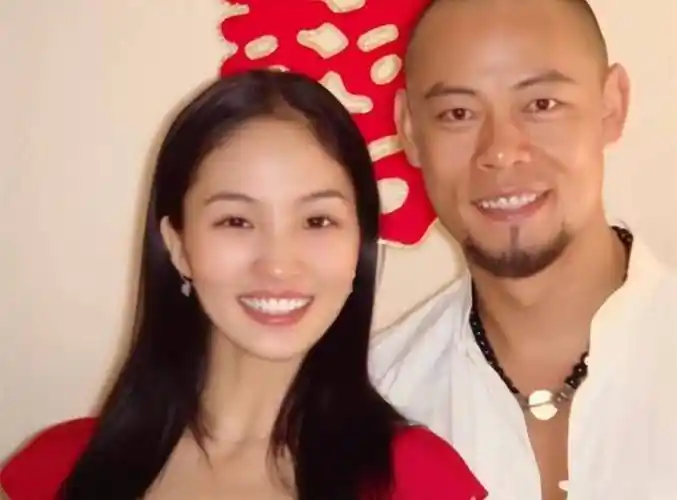 晋松小10岁妻子晒旗袍美照,身材凹凸有致有韵味,美