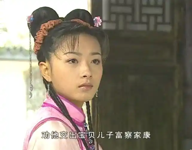 青天衙门》中万茜的扮相都好萌,丸子头似猫耳,鱼尾刘海有创意_谭小玉