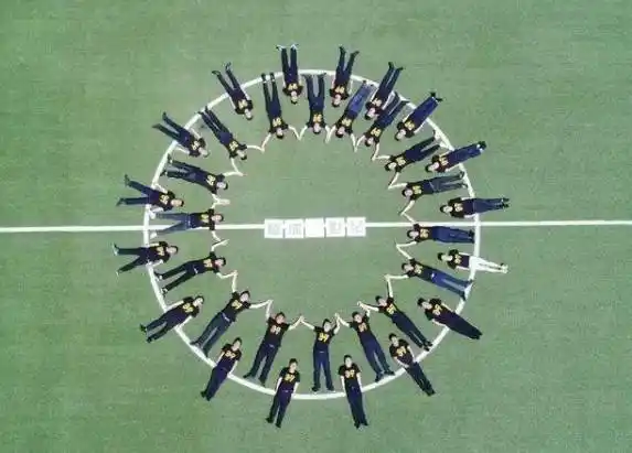 心形教学楼门前一般都是台阶式,同学多的聚会就可以用到心形的姿势,越