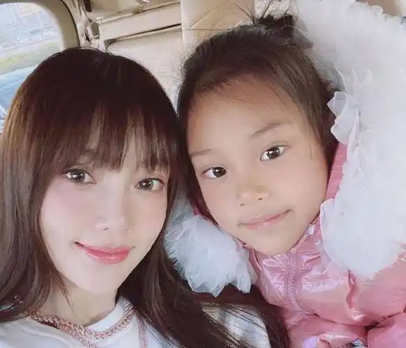 咱们这一次看无美颜p图的照片,甜馨长大后颜值多美,你们心中肯定是有