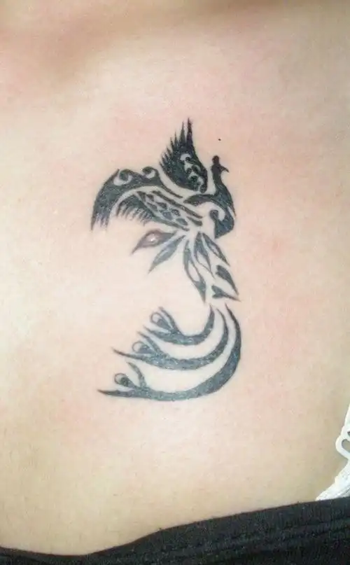 胸前的凤凰图腾纹身