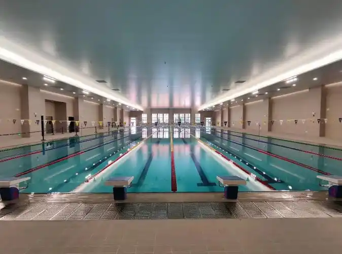 6月至7月学校将面向教育社区开放大礼堂,足球场,室内篮球馆,游泳池