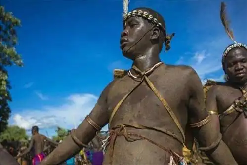 非洲最原始部落,男子以"大肚子"为荣,瘦的媳妇都娶不到!