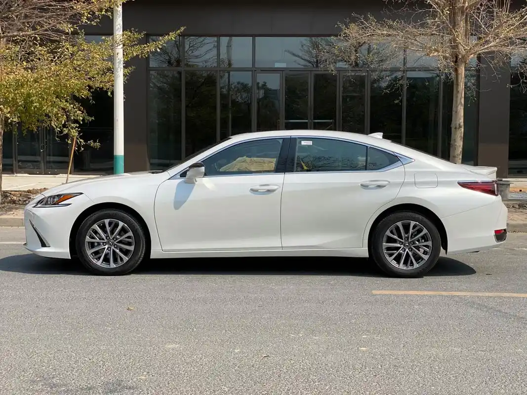 2023年雷克萨斯es300h,2.5l油电混动,1300公里,无匙进入,触控12.