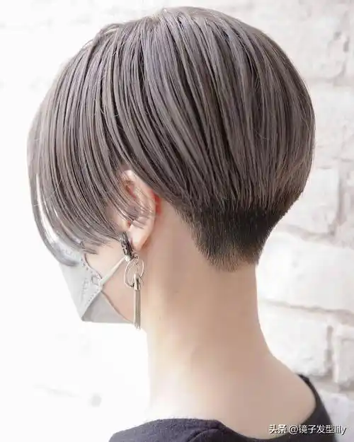女人过了40岁,后脖铲短短发,利落清爽美美哒