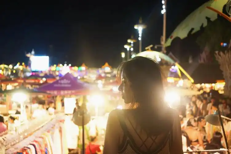 买上一件当地针织的小背心91取景:繁华的夜市街道,拍背影模糊的光