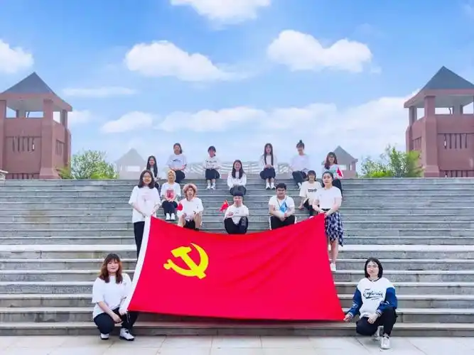 我与党旗拍合影,来看大科师生对党的深情告白!