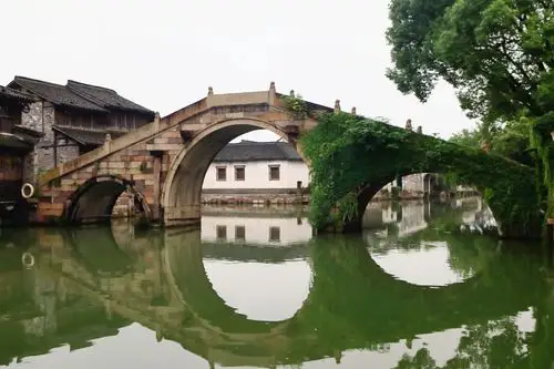 乌镇西栅:清晨的定升桥.焦距35mm,快门1/15,光圈f6.3,iso400.