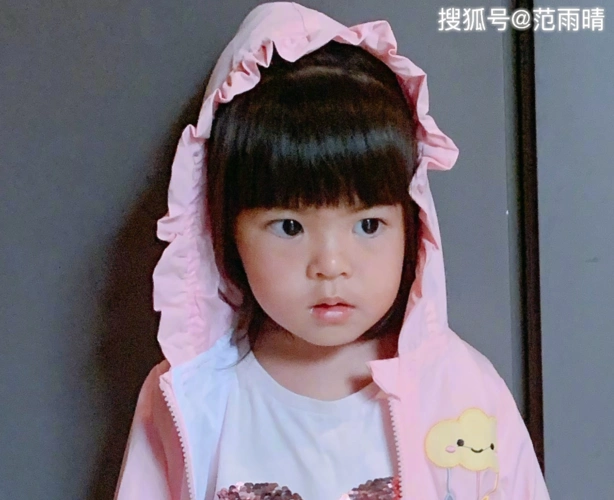 都说波妞够美了,看杨幂女儿小糯米近照,才晓得啥是"青出于蓝"