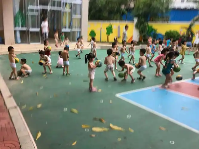 海伦堡幼儿园小班组之「阳光浴」