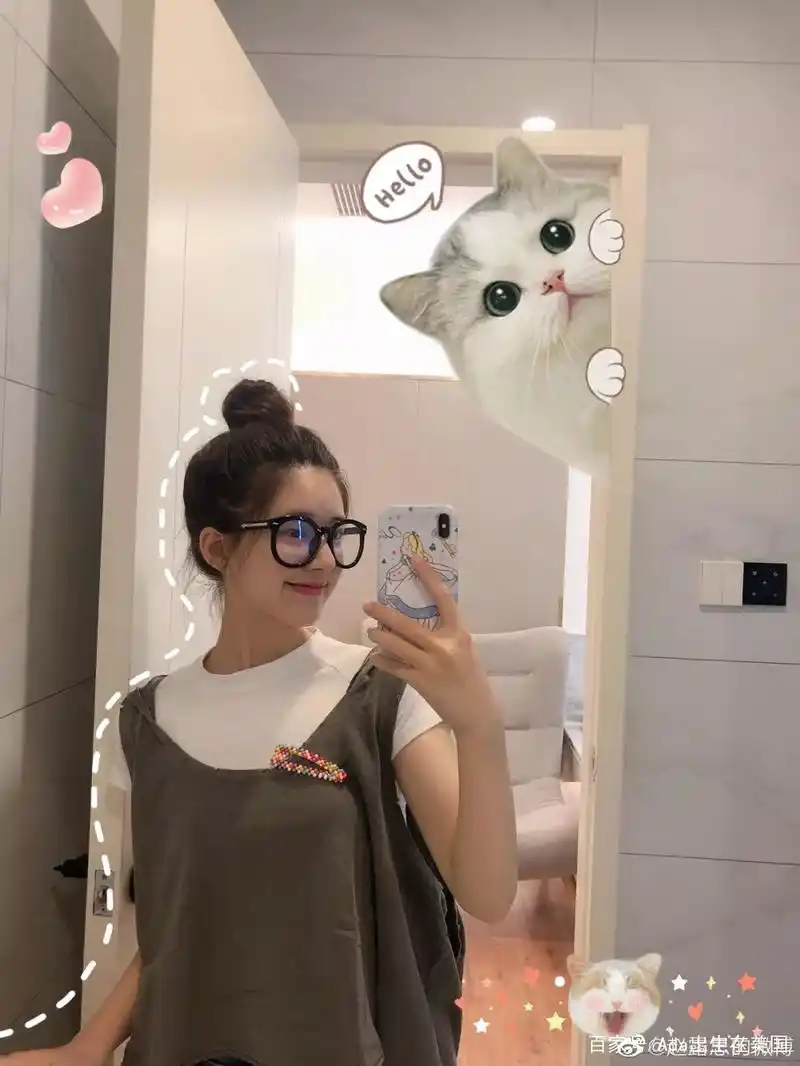 对镜子遮脸手机自拍显腿长人美的绝招