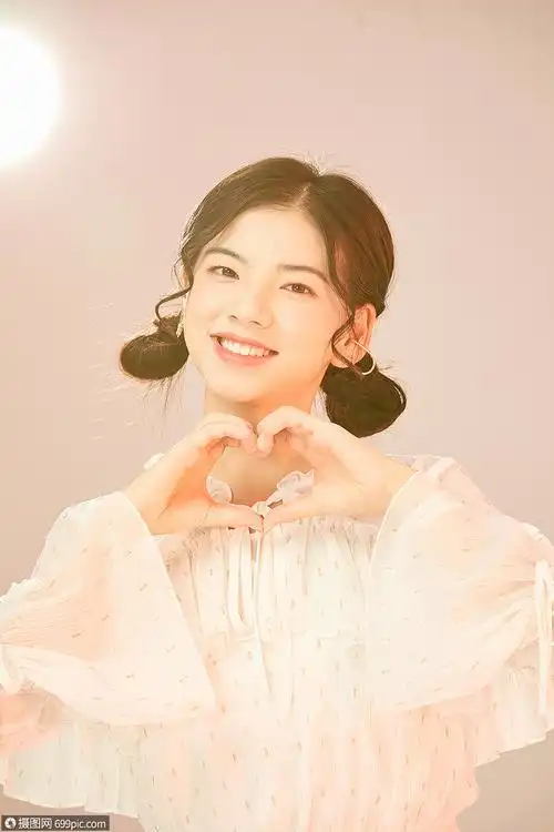 蜜桃女生时尚人物图片