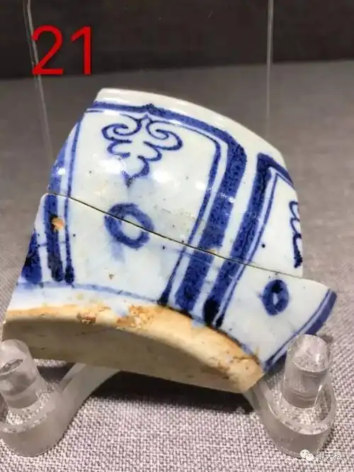 此片标本釉面泛白(图9泛白),与景德镇落马桥曾出土的元青花相类,然元