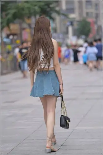 针织吊带搭配牛仔短裙,甜美可爱,淑女范十足_姑娘