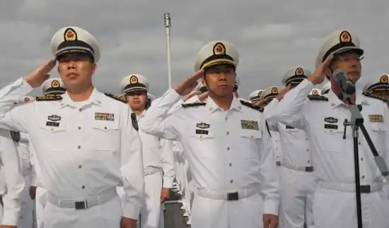 海军出访编队举行升旗仪式迎接新中国64岁华诞