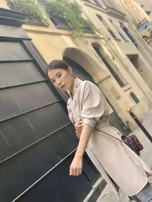 王屹芝不愧是百亿贵妇就算穿着低调的服装也掩盖不住气场